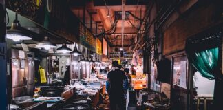 Jak samemu wnieść lodówkę po schodach?