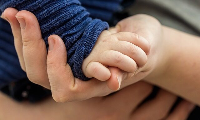 Jak połączyć dwie płyty meblowe?