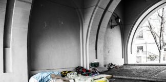 Czy można spać na materacu bez łóżka?