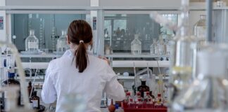 Na czym polegał test Turinga i kto co zostało mu poddane?