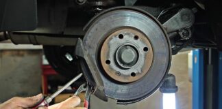 Czy podczas jazdy na łuku można używać hamulca?