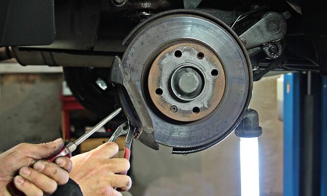 Czy podczas jazdy na łuku można używać hamulca? Czy podczas jazdy na łuku można używać hamulca?