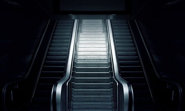 Czy na stacji wymienia żarówkę?