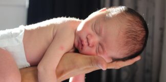 Jak naładować akumulator w samochodzie bez otwierania maski?