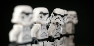 Czy policjant może przyjąć mandat w gotówce?