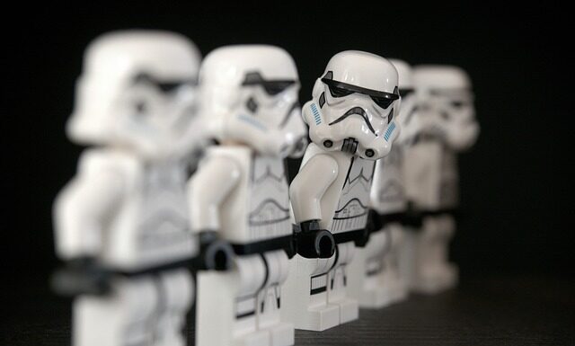 Czy policjant może przyjąć mandat w gotówce?