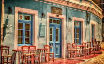 Czy drzwi mogą otwierać się na klatkę schodową?