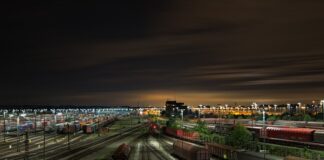 Dlaczego pociągi trąbią w nocy?