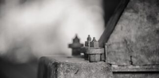 Jak wyregulować zamek klapy bagażnika?