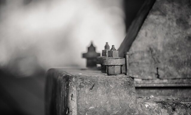 Jak wyregulować zamek klapy bagażnika?